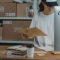 Seseorang sedang memantau pesanan pada laptop sebagai bagian tips memulai bisnis dropship