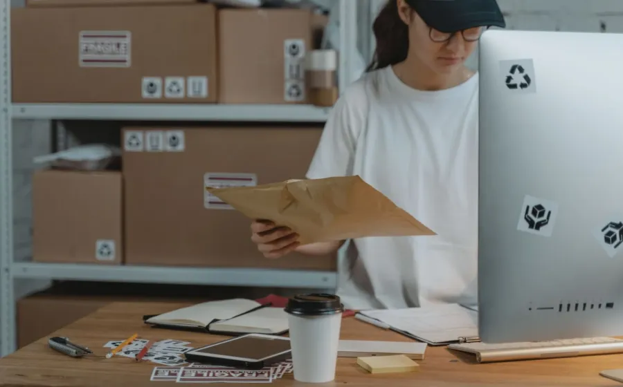 Seseorang sedang memantau pesanan pada laptop sebagai bagian tips memulai bisnis dropship