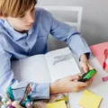 Tips mengatasi anak susah fokus belajar saat mengerjakan PR di meja