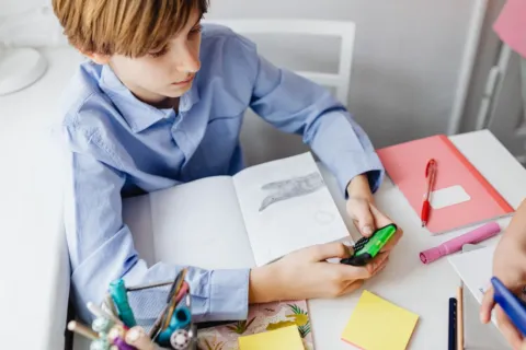 Tips mengatasi anak susah fokus belajar saat mengerjakan PR di meja