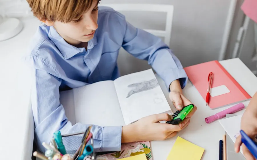 Tips mengatasi anak susah fokus belajar saat mengerjakan PR di meja