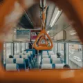 Penumpang menikmati pemandangan dari jendela gerbong sebagai cara traveling nyaman naik kereta api